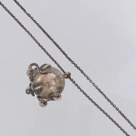 Collier Komsekula Juhls längd 64cm kulan 30mm, 830/1000 silver Vikt: 17,2 g