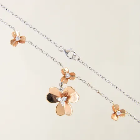 Collier Ankar med integrerade blommor och diamanter 6 x ca 0,04ct längd 45,5cm bredd 1,8-7,2mm tvåfärgad 18K Vikt: 10,3 g