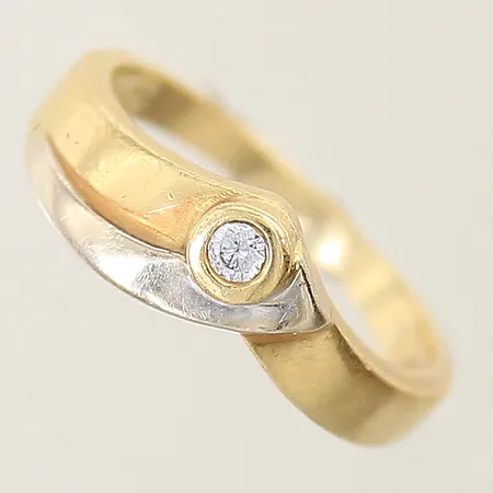 Ring med vit sten stl:18 bredd 2-7,2mm delvis vitguld 18K Vikt: 4,6 g