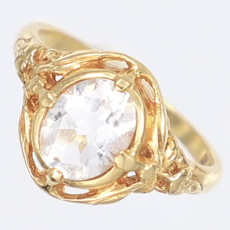 Ring med vit sten stl:18½, bredd 2-13mm, svenska stämplar, 18K, Bruttovikt: 5,5g Vikt: 5,5 g