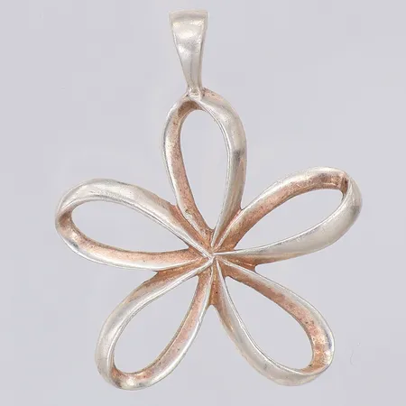 Hänge blomma 33mm, 925/1000 silver Vikt: 3,4 g Skickas med postpaket.
