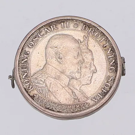 Brosch / Mynt Konung Oscar II & Drottning Sofia 1857-1907, den 6 juni, nominellt värde 2kr, kattfot, silver 800/1000 Vikt: 16,5 g