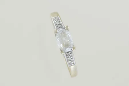 Ring med stenar stl:18 mm bredd 2,5-5 mm, 18K Vikt: 3,3 g