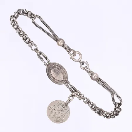 Armband med berlock 22cm, bredd 3-13mm, defekt, silver otydliga stämplar Vikt: 13,2 g