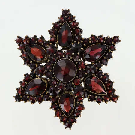 Brosch med granater 35x35mm, gulmetall.