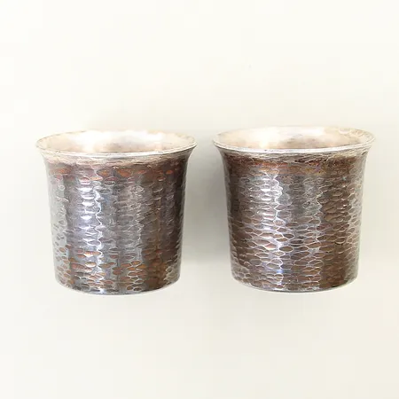 Två bägare med hamrad dekor Lennart Råström Ø45mm höjd 4,5cm silver 830/1000 Vikt: 130,5 g