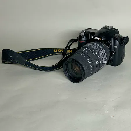 Kamera Nikon D50 batteri laddare serienr 6280788 med objektiv Sigma DG 70-300mm f4-22, serienr 3023963 blixt Nikon SB 600 serienr 3326714 i en kameraväska Canon Skickas med postpaket.
