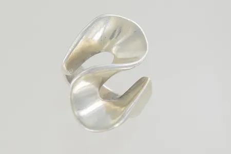 Ring stl:19¼ bredd 28 mm, silver 925/1000 Vikt: 15,8 g på auktion i Växjö hos Pantbanken Sverige