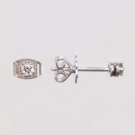 Ett par Örhängen i vitguld med diamanter 2xca0,10ct en stopper ej i guld 18K Vikt: 1,3 g