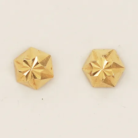 Ett par örhängen Ø5,8mm, saknar en snurrebuss 18K Vikt: 0,6 g