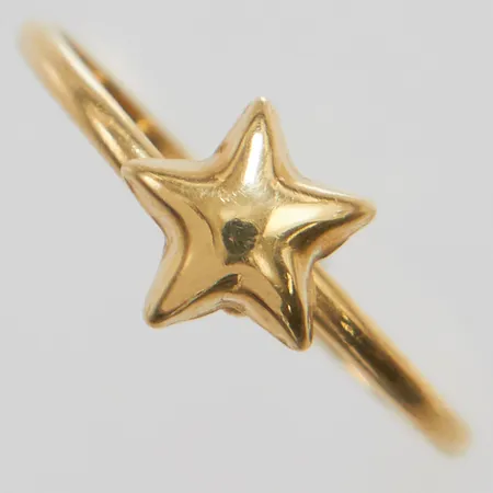 Ring med stjärna stl:14½, skev skena, 18K Vikt: 0,7 g
