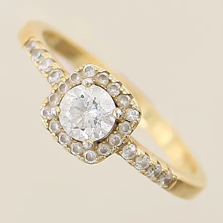 Ring med vita stenar GHA stl:19 bredd 1,9-7,7mm förgylld silver 925/1000  Vikt: 2,8 g