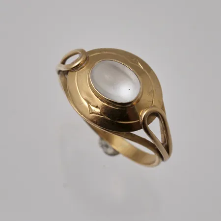 Ring stl:18 bredd 2,3-12,5mm, 1st mjölkvit sten, Guldvaruhuset Aktiebolag, 1958, 18K, 2,8g.