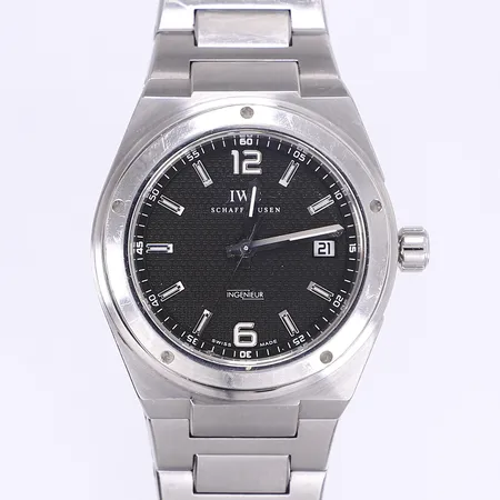 Herrur IWC Schaffhausen Ingenieur Automatic refnr: IW 3227-01 serienr: 3079969 ca Ø42mm, rostfritt stål med svart urtavla, datumvisning och safirglas, bruksslitage, inga tillbehör. 