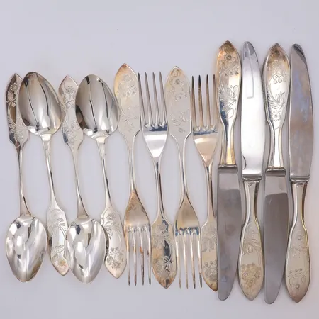 4 Bordsskedar 17,4cm 4 Bordsgafflar 18,2cm 4 Bordsknivar 22cm alla i modell Tornedal, knivarna har stålegg som dragits bort i kostnadsberäkningen, 830/1000 silver, fint skick i etui Vikt: 698,7 g