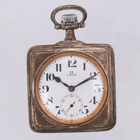 Fickur Omega innerboett i silver 49 x 48mm manuell verknr 5833645, 900/1000 silver Vikt: 73,2 g