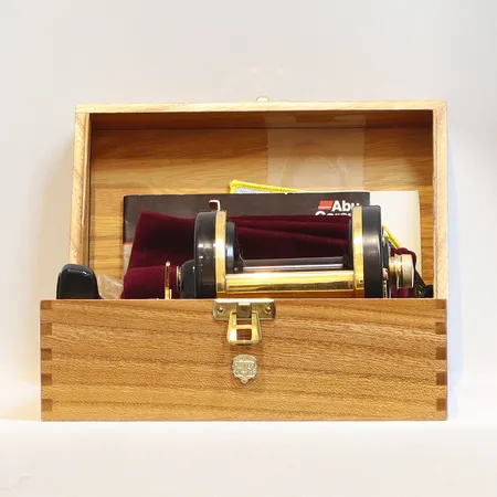 Fiskerulle Abu Garcia, Ambassadeur Deluxe 10000, automatic two speed, #9009091, med etui på auktion i Göteborg Mölndal hos Pantbanken Sverige