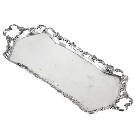 Litet fat med blomdekor på fot 20x8,5cm, stämplad Z9 (1974), GEWE (Gewe Silvervarufabriken AB, Malmö), S, kattfot, silver 113,6g.