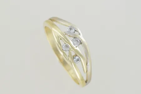 Ring med stenar stl:20½ mm bredd 8 mm, 14K Vikt: 3,5 g på auktion i Växjö hos Pantbanken Sverige