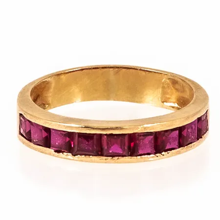 Ring med röda stenar stl:17½ bredd 4-4,2mm, matta stenar, skadad fattning, 18K 2,8g.