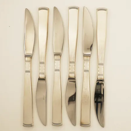 Sex matknivar med blad i rostfritt stål längd 19,7mm GAB från 1992 silver 830/1000 bruttovikt 400,7g Vikt: 400 på auktion i Farsta hos Pantbanken Sverige