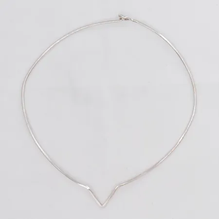 Collier stelt Ø 12cm skev skena silver 830/1000 Vikt: 9,5 g på auktion i Västerås hos Pantbanken Sverige