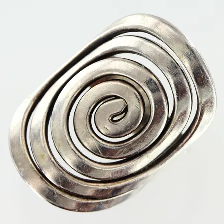 Ring Guldfynd stl:21½ reglerbar, skenans bredd 7,5mm, ovandel ca 25x32mm, smärre skevheter, silver 925/1000 Vikt: 13,2 g