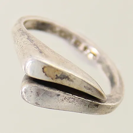 Ring med dekor stl:17½ bredd 2,2-7,9mm silver 925/1000 Vikt: 5,6 g
