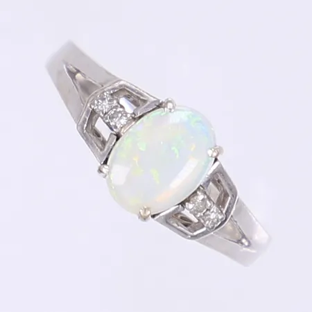 Ring med opal och vita stenar stl:17¾, bredd 2-8mm vitguld 14K Vikt: 3 g