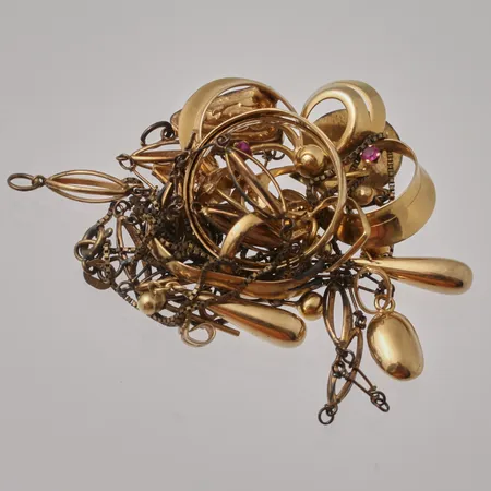 Diverse defekt guld, 18K, 25,41g.