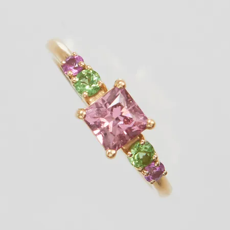 Ring med en rodolit ca.5,45x5,45mm samt tsavorit och rodolit, stl:17¾, bredd: 1,7-6,3mm, 14K Vikt: 3,1 g