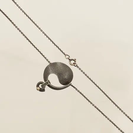 Collier med integrerade hängen längd 45cm bredd 1,6mm hänget 22x32mm, tillverkad av AB Liljeroths juvelform Claes Liljeroth 1999 oxiderat silver 925/1000 Vikt: 8,5 g