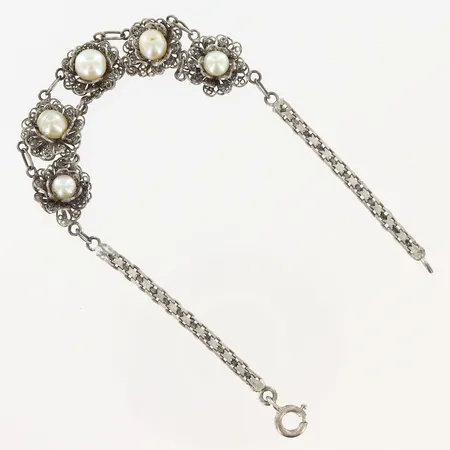 Armband längd 18cm, bredd 2,5-11mm, filigranarbete med odlade pärlor Ø3-5mm defekter på pärlor, skevheter, ostämplad, silver. Vikt: 7,2 g