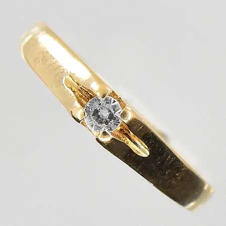 Ring med vit sten stl:16 bredd 2-3 mm, 18K. Vikt: 1,6 g