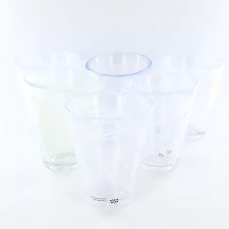 6 Tumblerglas ur serien Mine Ø9cm, höjd:7cm, vita av Ulrika-Hydman Vallien, stämpelmärkta UHV samt 5 etikettmärkta Kosta Boda Skickas med paket.