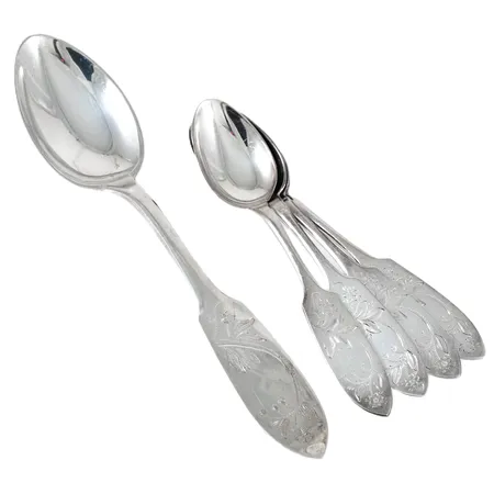 Tornedal silver: Fyra kaffeskedar längd 120mm, en bordssked längd 171mm, silver 830/1000 94,2g.