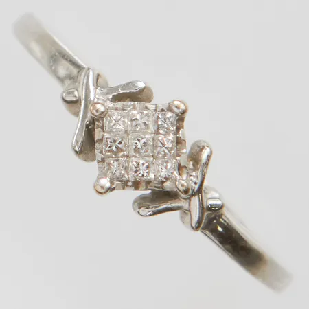 Ring prinsesslipade diamanter 9x ca 0,01ct, stl:17¼ bredd: 1,2-6,5mm, vitguld, 10K Vikt: 2 g på auktion i City hos Pantbanken Sverige