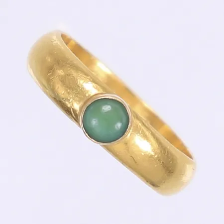 Ring med grön sten stl:17¾, bredd 4,5mm, gravyr 1902, 23K Vikt: 5,8 g