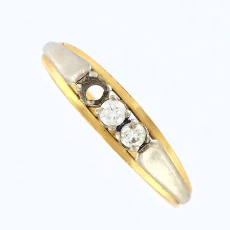 Ring med diamanter 2x0,03-0,04ct, stl: 17, bredd: 1,5-4mm, vitgulds detalj, defekt diamant saknas, gravyr, 18K Vikt: 1,9 g