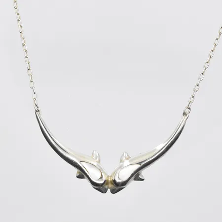 Collier delfiner med pärlemor längd 50 cm länkens bredd 1 mm, lås i metall, silver 925/1000. Vikt: 8,7 g