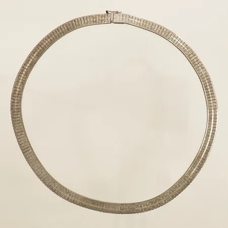 Collier med matterad dekor längd 42,5cm bredd 8mm silver 835/1000 Vikt: 35,4 g