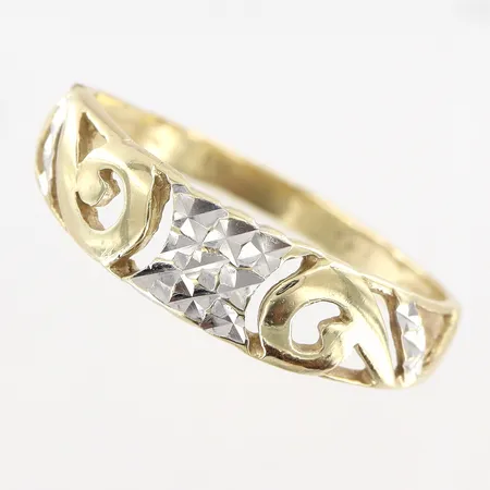 Ring genombrutet mönster stl:17¾, bredd 2-5mm, skev skena, 14K Vikt: 1,7 g