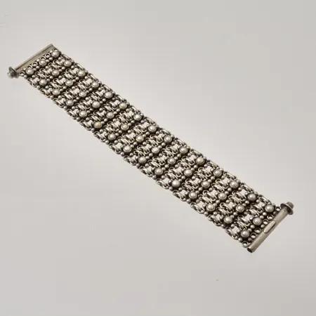 Armband 18,3cm bredd 32,2mm, toligtvis KumKum, pärlor, 925/1000 silver, 83,05g.