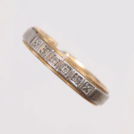Ring gravyr, defekt med diamanter 5xca0,01ct 18K Vikt: 3,2 g