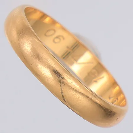 Ring slät stl:16¾, gravyr, 18K Vikt: 2,3 g
