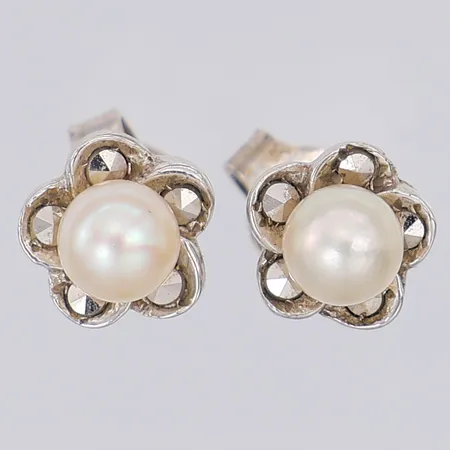 Ett par örhängen odlade saltvattenpärlor & markasiter 8mm, 830/1000 silver Vikt: 2,5 g