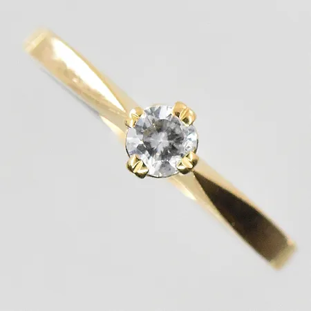 Ring med vit sten stl:18¾ bredd 2-5 mm, 18K. Vikt: 2,4 g