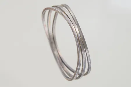 Armring diam 6,5 cm, bredd 0,7-1,7 cm, inga stämplar silver Vikt: 35,9 g på auktion i Växjö hos Pantbanken Sverige