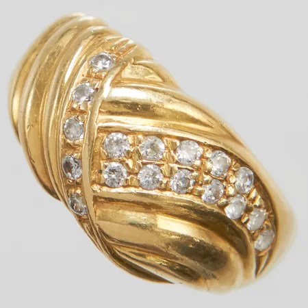 Ring med vita stenar stl:ca.18¼, bredd: 2,5-11mm, skev skena, repig, 18K Vikt: 5,7 g