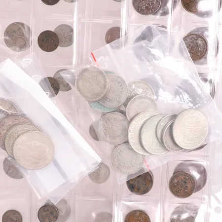  5st svenska silvermynt 80% bruttovikt 67,3g nettovikt 53,6g, 23 svenska silvermynt 40% bruttovikt 192g nettovikt 76,8g,   2 kartor med kopparmynt och silvermynt 